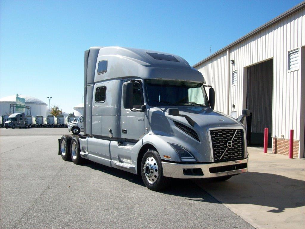 2022 VOLVO VNL64T860